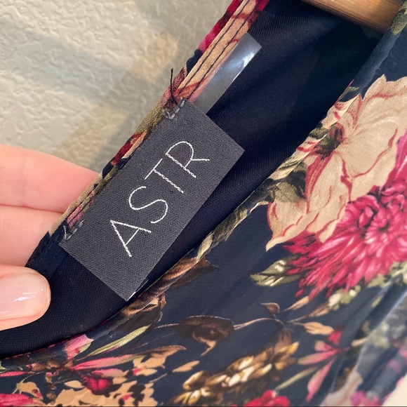 ASTR Floral Long Sleeve V-Neck Mini Dress - Picture 5 of 9